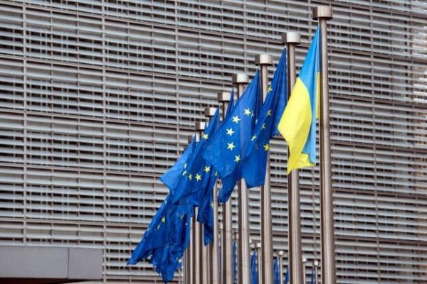 EU flags and Ukrainian flags